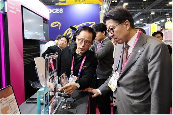 박형준 부산시장이 지난 7일 'CES 2026'을 찾아 통합부산관을 둘러보고 있다.