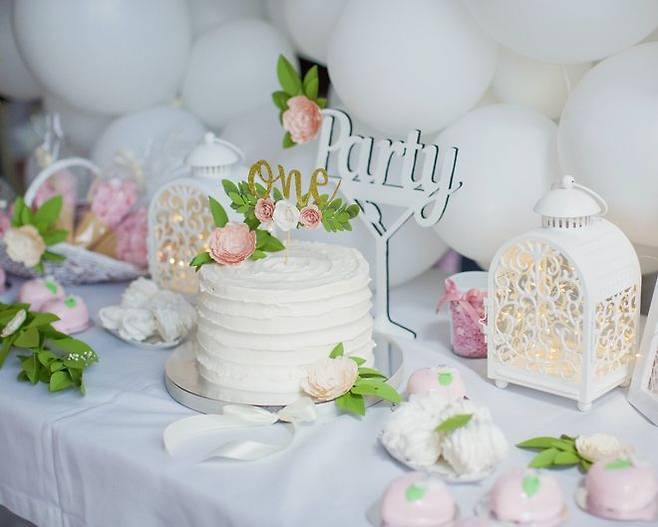 특급호텔 돌잔치 비용은 10인 내외 소규모 연회 기준 수백만 원에서 시작해, 40인 이상 대연회장은 1000만 원 안팎까지 형성돼 있는 상태다. 높은 가격에도 불구하고 주말 일정은 예약 오픈과 동시에 마감되는 사례가 적지 않다. 게티이미지