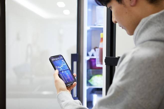 최근 삼성전자 주가가 급등하면서 개인 투자자들의 매수세가 몰리고 있다. 지난주 개인들은 삼성전자를 약 3조원 가까이 순매수해 1년 4개월 만에 가장 큰 규모의 주간 순매수를 기록했다. 게티이미지