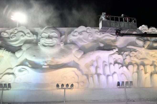 개막 이틀째인 11일 새벽, 화천산천어축제장에서 제설작업이 이뤄지고 있다. 화천군 제공