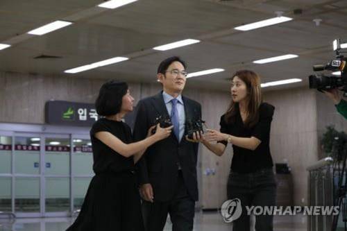 이재용 삼성전자 부회장이 2019년 7월 아베 신조 일본 내각의 반도체 부품 등에 대한 수출규제와 관련한 대응책을 찾기 위해 도쿄를 6일간 방문후 12일 서울 김포국제공항을 통해 귀국, 취재진의 질문을 받고 있다./연합뉴스