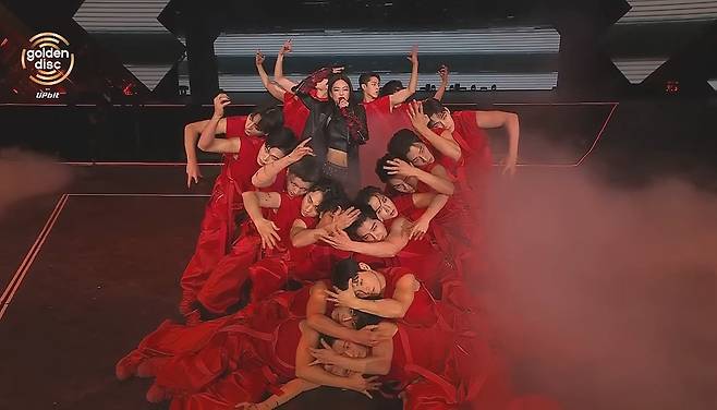 제니가 메가크루와 함께 예술적인 ‘Filter’(필터) 무대를 선보이고 있다./‘제40회 골든디스크어워즈 with 업비트’ 방송 화면 캡처