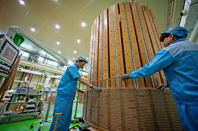 초고압 변압기를 직접 조립하는 작업자들. /조선DB