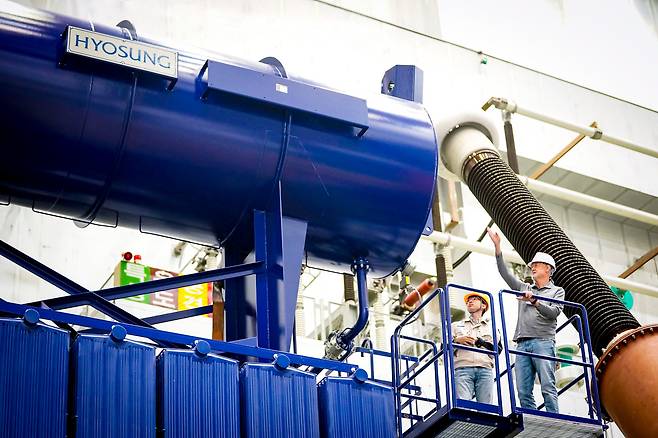 효성중공업 창원 공장에서 근로자들이 초고압 변압기를 검사하고 있다. / 효성중공업 제공