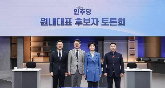 더불어민주당 원내대표 보궐선거에 출마한 (왼쪽부터)한병도·진성준·백혜련·박정 후보가 지난 8일 서울 마포구 상암동 JTBC에서 열린 원내대표 후보자 토론회 시작에 앞서 기념 촬영하고 있다. 연합뉴스