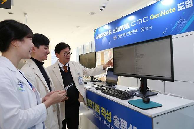 이지열 서울성모병원장(가장 우측)이 비뇨의학과 신동호 교수, 류승아 전공의(가장 좌측)와 함께 시범운영을 시작한 차세대 AI 의무기록 솔루션 'CMC GenNote'를 사용하고 있다. ⓒ서울성모병원