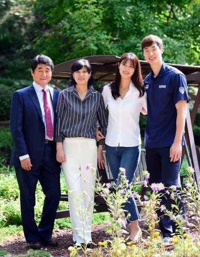 신치용 감독과 농구 선수 출신 아내 전미애 씨, 농구 선수 출신 딸 신해인, 사위 박철우 현 우리카드 감독 대행.    동아일보 DB