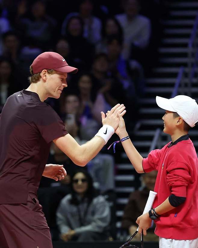 관중석에 앉아있던 어린이 팬에게 자신의 라켓을 건네고 하이파이브를 한 얀니크 신네르. 얀니크 신네르 인스타그램