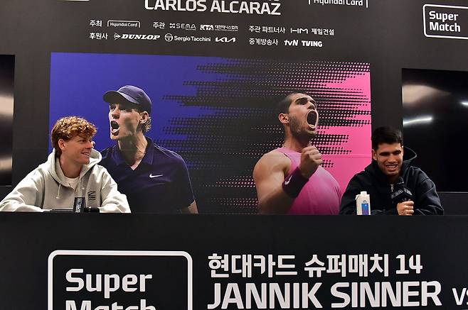 현대카드 슈퍼매치를 마친 뒤 나란히 기자회견에 나선 신네르(왼쪽)와 알카라스. 두 선수는 이날 경기를 마친 뒤 주최 측에서 마련해준 전세기로 함께 호주로 이동했다. 세마스포츠마케팅 제공