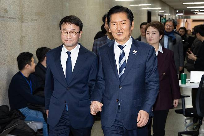 정청래 더불어민주당 대표와 한병도 신임 원내대표를 비롯한 지도부가 11일 서울 여의도 국회에서 열린 원내대표 선출을 위한 의원총회를 마친 후 비공개 최고위원회의를 위해 당대표실로 들어서고 있다. 2026.1.11 뉴스1