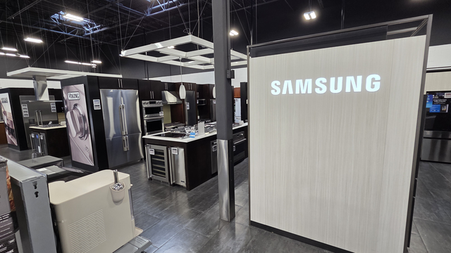 미국 라스베이거스 중심가 인근 ‘베스트바이(Best Buy)’ 매장에 8일(현지시간) 삼성전자와 미 럭셔리 빌트인 주방 가전 브랜드 ‘데이코’와 꾸린 주방 인테리어가 전시돼 있다. 장우진 기자