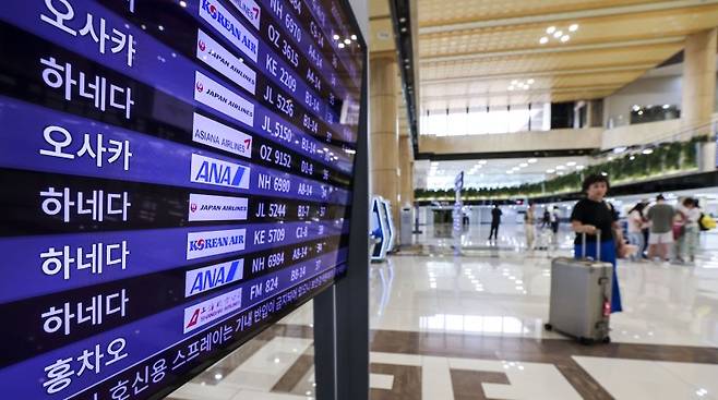 [서울=뉴시스] 정병혁 기자 = 27일 서울 강서구 김포국제공항 국제선에 일본으로 향하는 운항정보가 나타나있다. 계속되는 '엔저'와 엔데믹으로 인해 일본 여행객이 급증했다. 인천국제공항공사에 따르면 이달 1~25일 인천공항에서 일본을 오간 항공편 이용객은 모두 96만9808명으로 하루 평균은 3만8792명에 이다. 이는 코로나19 이전인 2019년 7월 하루 평균 일본 여객 3만6186명의 107%에 해당한다. 2023.07.27. jhope@newsis.com /사진=뉴시스