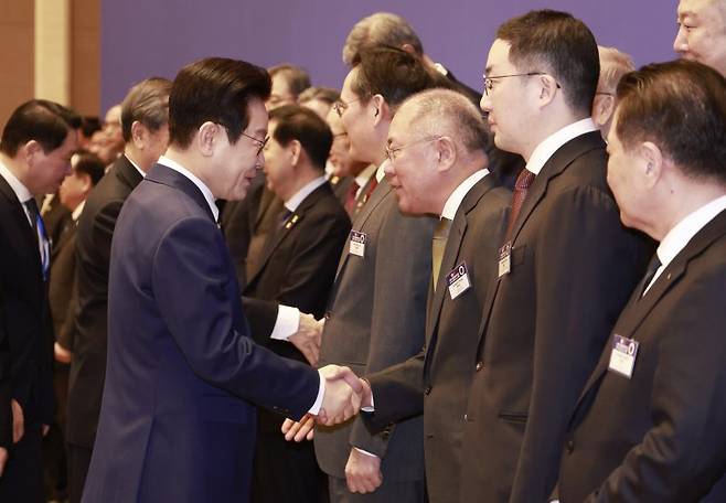 이재명 대통령이 지난 5일(현지 시간) 베이징 조어대에서 열린 한중 비즈니스 포럼 사전 간담회에서 정의선 현대차그룹 회장과 악수하고 있다. 뉴시스