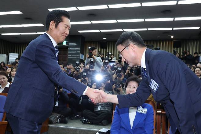 한병도 더불어민주당 신임 원내대표가 11일 서울 여의도 국회에서 열린 제22대 국회 더불어민주당 원내대표 선출을 위한 의원총회에서 정청래 대표와 악수하고 있다. 뉴스1