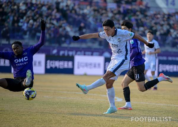 김승섭(가운데, 김천상무 시절). 서형권 기자