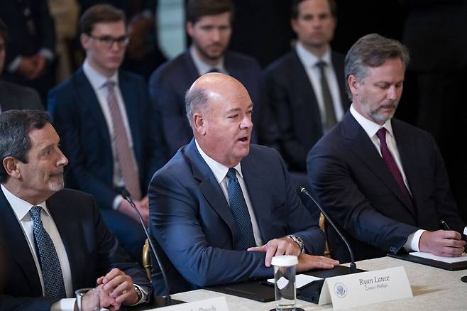 미국 백악관에서 9일 열린 도널드 트럼프 미국 대통령과 석유회사 경영진 회의에서 라이언 랜스 코노코필립스 최고경영자가 발언하고 있다. EPA 연합뉴스