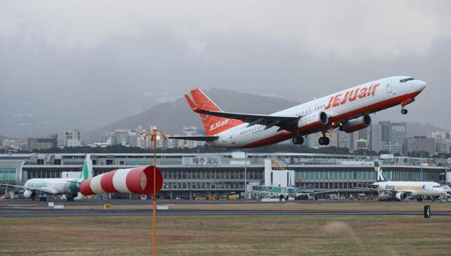 강풍특보가 발효된 11일 오전 제주국제공항 활주로에서 항공기가 강한 바람을 뚦고 이륙하고 있다. 제주=뉴시스
