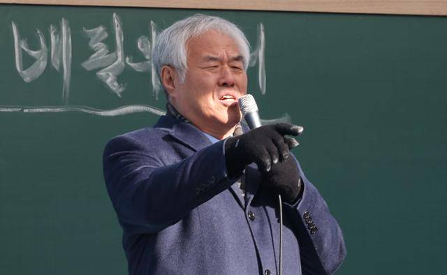 전광훈 사랑제일교회 목사가 11일 서울 종로구 동화면세점 앞에서 열린 전국 주일 연합 예배에 참석해 설교를 하고 있다. 뉴시스