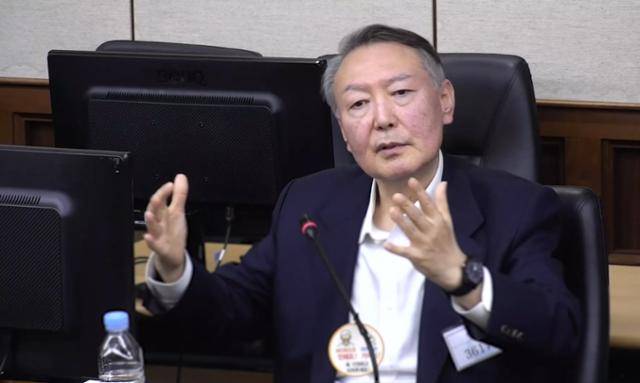 고위공직자범죄수사처(공수처) 체포영장 집행 방해 및 국무위원 심의권 침해로 재판에 넘겨진 윤석열 전 대통령이 지난달 26일 서울 서초구 중앙지방법원에서 열린 1심 결심공판에서 최후 진술을 하고 있다. 서울중앙지법 제공