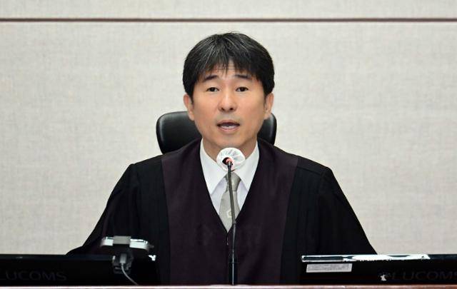 윤석열 전 대통령의 내란 우두머리 혐의 재판을 심리 중인 서울중앙지법 형사합의25부 지귀연 부장판사가 지난달 21일 서울 서초구 서울중앙지법 417호 법정에서 열린 윤 전 대통령 재판 전 언론 공개 관련 발언을 하고 있다. 사진공동취재단