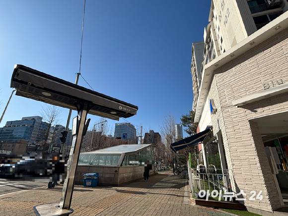 '영등포자이디그니티' 바로 앞에 위치한 양평역 1번출구와 카페 상가. [사진=김민지 기자]