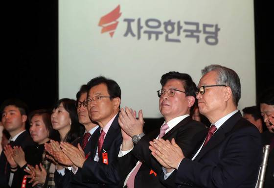 새누리당은 2017년 2월 13일 서울 영등포 타임스퀘어 아모리스홀에서 제7차 전국위원회를 열고 당명을 '자유한국당'으로 바꾸는 것을 확정했다. 중앙포토
