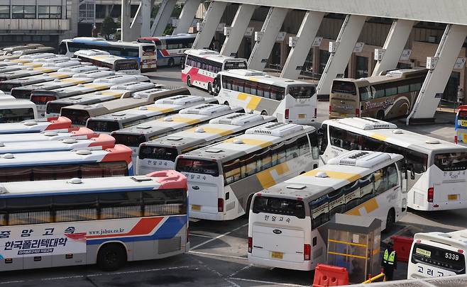 지난해 추석 연휴를 앞둔 서울 강남고속버스터미널에 고속버스들이 대기해 있다. 연합뉴스