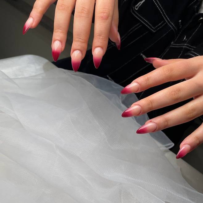 지난해 12월 26일 경남 창원시의 한 네일샵에서 네일 서비스를 받은 직후 A양의 손 모습을 촬영한 사진. 사진 독자