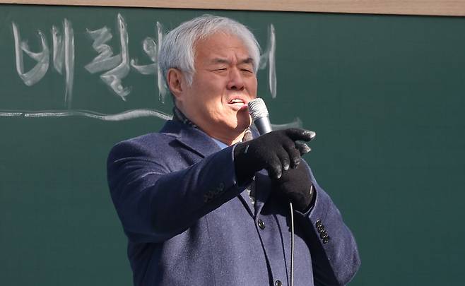 전광훈 사랑제일교회 목사가 11일 오전 서울 종로구 동화면세점 앞에서 열린 연합 예배에서 설교를 하고 있다. 뉴시스