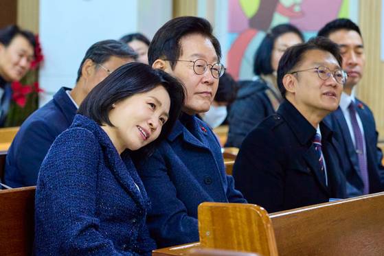 이재명 대통령과 김혜경 여사가 25일 인천 계양구 해인교회를 방문해 성탄 예배에 참석해 있다. 오른쪽은 김남준 청와대 대변인. 대통령실 제공