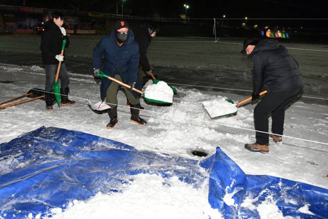 ▲ 10일 오후부터 밤새 내린 눈을 치우기 위해 화천산천어축제장에서 11일 새벽 화천군청 공무원들과 축제관계자들이 제설작업을 실시하고 있다.