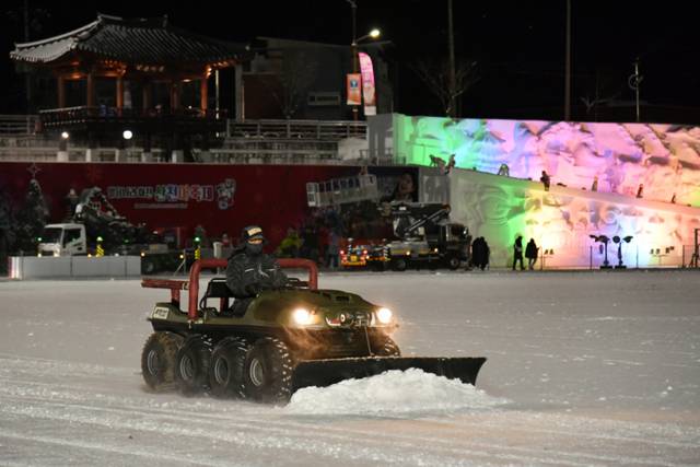▲ 10일 오후부터 밤새 내린 눈을 치우기 위해 화천산천어축제장에서 11일 새벽 화천군청 공무원들과 축제관계자들이 제설작업을 실시하고 있다.
