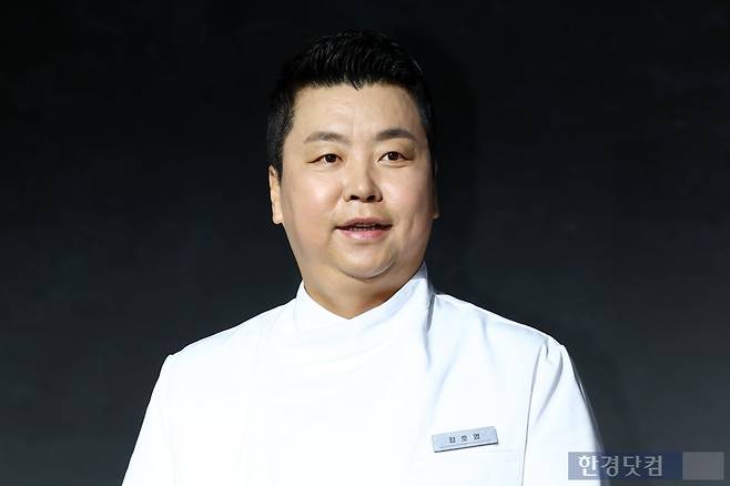 정호영 셰프가 17일 오후 서울 중구 JW메리어트 동대문 스퀘어에서 열린 넷플릭스 예능 '흑백요리사: 요리 계급 전쟁 시즌2'(연출 김학민, 김은지) 제작발표회에 참석해 포토타임을 갖고 있다. / 변성현 한경닷컴 기자 byun84@hankyung.com