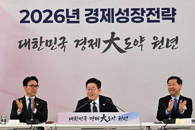 이재명 대통령이 지난 9일 청와대에서 ‘2026년 경제성장전략 국민보고회’를 주재하고 있다. 왼쪽부터 김민석 국무총리, 이재명 대통령, 구윤철 부총리. 청와대사진기자단