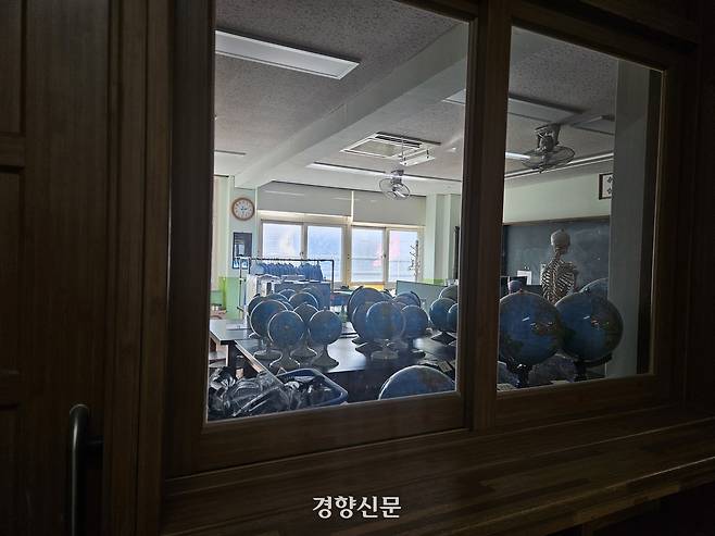 지난 5일 폐교식을 진행한 대구 달서구 월곡초의 과학실에 지구본이 모아져있다. 김송이 기자