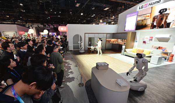 LG전자 전시관에서 관람객들이 LG전자의 홈 로봇 ‘LG 클로이드’와 로봇의 관절 역할을 하는 액추에이터 브랜드 ‘LG 액추에이터 악시움’을 경험하고 있다. LG전자 제공