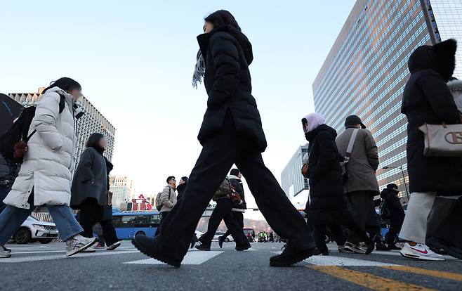 Seoul citizens commute to work in this photo taken on Jan. 2, in Jongno-gu, central Seoul. (Yonhap)