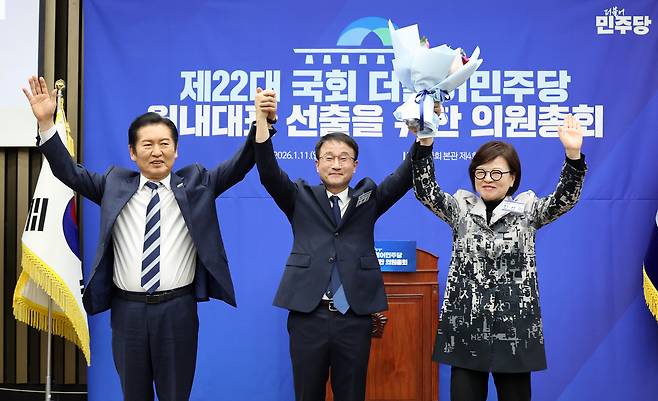 Democracit Party lawmaker Rep. Han Byung-do (center) poses for a photo after the election win to become the floor leader of the party on Sunday. (Yonhap)