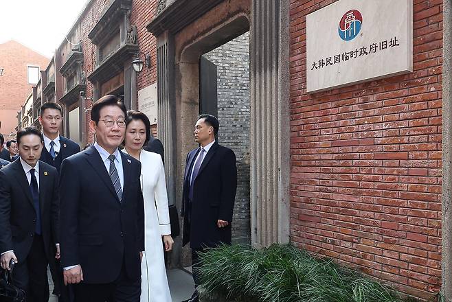 President Lee Jae Myung, accompanied by first lady Kim Hea Kyung and aides, visits the historic site of Korea's provisional government in Shanghai during Japan's 1910-45 colonial rule on Jan. 7, the last stop of his four-day state visit to China. [JOINT PRESS CORPS]
