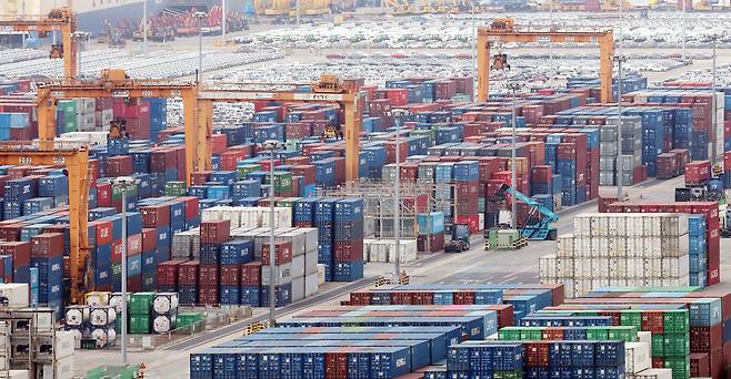 Export-bound containers are seen in Pyeongtaek, Gyeonggi, on Jan. 9. [NEWS1]