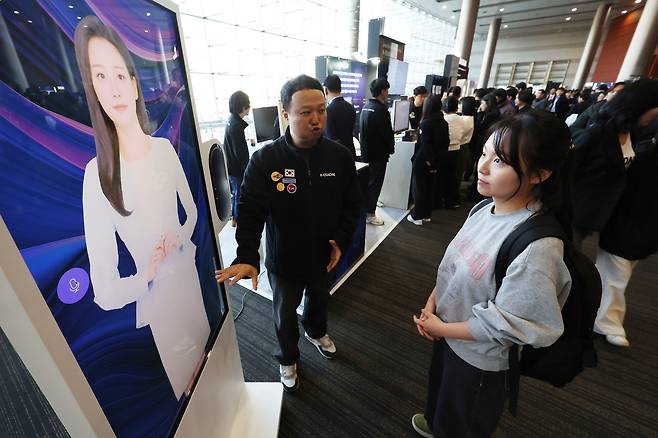 Attendees try out LG AI Research’s technology at the first presentation of the independent AI foundation model project at Coex in Seoul’s Gangnam District, southern Seoul, in December 2025. [YONHAP]