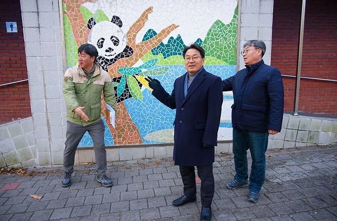 강기정 광주광역시장이 지난 10일 오전 북구 생용동 우치동물원을 찾아 ‘자이언트 판다 입식’ 관련 후보 부지와 동물원 운영상황 등을 점검하고 있다. 광주광역시 제공