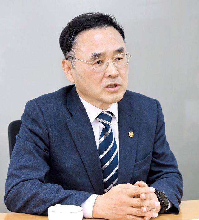차정인 국가교육위원장이 지난 9일 정부서울청사 집무실에서 국민일보와 인터뷰하고 있다. 권현구 기자