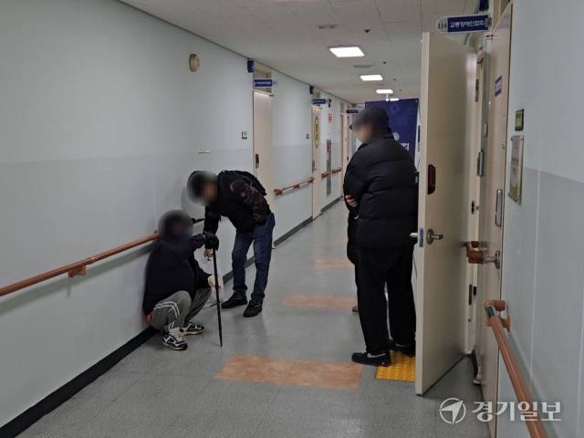 지난 12월31일 오전 10시10분께 인천사회복지회관. 오전 10시부터 시작한 음식나눔사업 ‘그냥드림’이 단 몇분만에 마감되자 한 대기자가 아쉬워하며 주저앉아있다. 박기웅기자