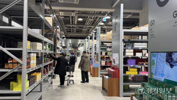 10일 하남시의 한 창고형 매장을 방문한 시민들이 상품을 살펴보고 있다. 김소현기자