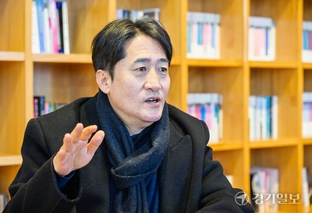 강성민 출판도시문화재단 이사장이 경기일보와의 인터뷰에서 파주출판도시의 비전 등을 밝히고 있다. 윤원규기자