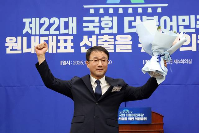 11일 국회에서 열린 제2기 원내대표 선출을 위한 의원총회에서 신임 원내대표로 당선된 한병도 의원이 정청래 대표로부터 꽃다발을 받고 기념촬영하고 있다. 연합뉴스