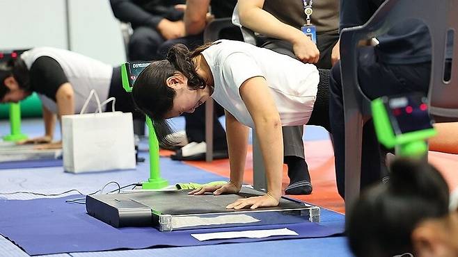 2025년 하반기 경찰공무원 시험 체력 검정에서 정자세 팔굽혀펴기를 하는 응시생들 / 사진=연합뉴스