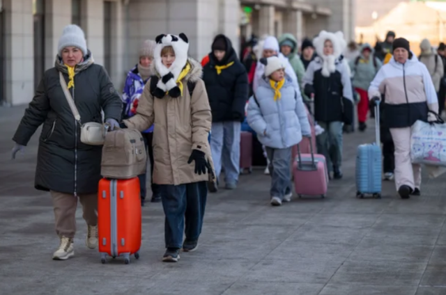중국 헤이룽장성 쑤이펀허시 기차역에서 내린 러시아 관광객들. [연합뉴스]