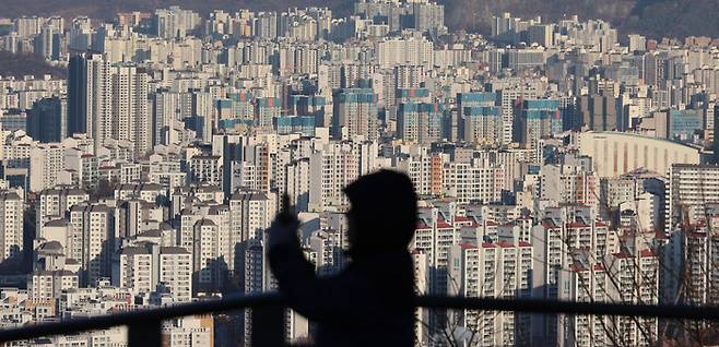 남산에서 바라본 서울 도심의 아파트.  [이승환기자]